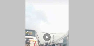 Tangkapan layar dua pemuda hadang bus Harapan Jaya di jalan raya Balongbesuk, Diwek, Jombang, Kamis (11/7/2024).