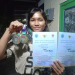 Atlet dayung asal Kota Mojokerto, Ester Clarissa Sitorus menunjukkan piala Kejurnas. IM.com/Tyan/