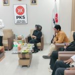 Bakal calon Bupati dan bakal calon Wakil Bupati Mojokerto, Ikfina Fahmawati (kedua kiri) dan Gus Dulloh (ketiga kanan) di kantor DPW PKS Jatim untuk menerima SK rekomendasi, Selasa (16/7/2024).