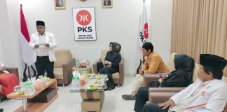 Bakal calon Bupati dan bakal calon Wakil Bupati Mojokerto, Ikfina Fahmawati (kedua kiri) dan Gus Dulloh (ketiga kanan) di kantor DPW PKS Jatim untuk menerima SK rekomendasi, Selasa (16/7/2024).