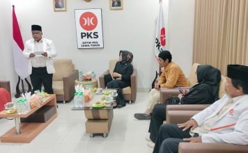 Bakal calon Bupati dan bakal calon Wakil Bupati Mojokerto, Ikfina Fahmawati (kedua kiri) dan Gus Dulloh (ketiga kanan) di kantor DPW PKS Jatim untuk menerima SK rekomendasi, Selasa (16/7/2024).