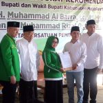 Ketua DPW PPP Jatim, Mundjidah Wahab (tengah) menyerahkan surat rekomendasi kepada Gus Barra. IM.com/Erik/