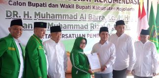 Ketua DPW PPP Jatim, Mundjidah Wahab (tengah) menyerahkan surat rekomendasi kepada Gus Barra. IM.com/Erik/