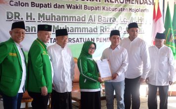 Ketua DPW PPP Jatim, Mundjidah Wahab (tengah) menyerahkan surat rekomendasi kepada Gus Barra. IM.com/Erik/
