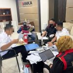 Tim penyidik Kejati Jatim saat menggeledah Kantor INKA di Madiun