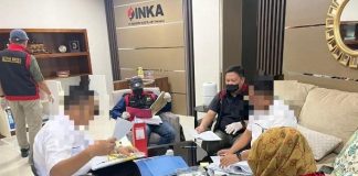 Tim penyidik Kejati Jatim saat menggeledah Kantor INKA di Madiun