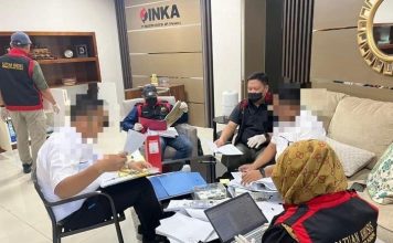 Tim penyidik Kejati Jatim saat menggeledah Kantor INKA di Madiun