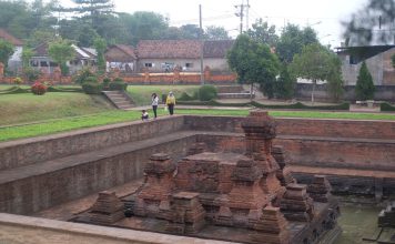 Pengunjung menikmati suasana candi tikus Trowulan Mojokerto. IM.com/Erik/