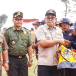 Pj Gubernur Jatim, Adhy Karyono (kedua kanan) saat apel siaga gabungan pengendalian kebakaran hutan dan lahan (Karhutla) di lapangan Desa Trawas Kecamatan Trawas, Kabupaten Mojokerto, Selasa (23/7/2024).