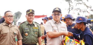 Pj Gubernur Jatim, Adhy Karyono (kedua kanan) saat apel siaga gabungan pengendalian kebakaran hutan dan lahan (Karhutla) di lapangan Desa Trawas Kecamatan Trawas, Kabupaten Mojokerto, Selasa (23/7/2024).