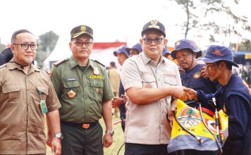Pj Gubernur Jatim, Adhy Karyono (kedua kanan) saat apel siaga gabungan pengendalian kebakaran hutan dan lahan (Karhutla) di lapangan Desa Trawas Kecamatan Trawas, Kabupaten Mojokerto, Selasa (23/7/2024).