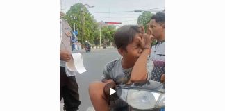 Tangkapan layar bocah menangis saat dihentikan Polisi di jalan KH Wahid Hasyim Jombang.