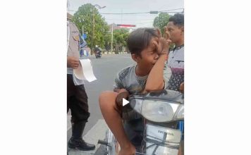 Tangkapan layar bocah menangis saat dihentikan Polisi di jalan KH Wahid Hasyim Jombang.