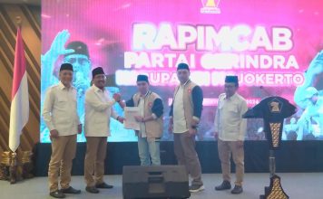 Gus Barra menerima surat tugas dari DPD Gerindra saat Rapimcab di salah satu hotel Kota Mojokerto, Rabu (24/7/2024) malam. IM.com/Erik/