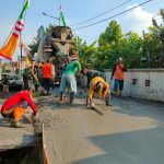 Pengerjaan fisik pengecoran jalan yang dilakukan Satgas TMMD Kodim Mojokerto di Desa Bandung, Kecamatan Gedeg.