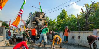 Pengerjaan fisik pengecoran jalan yang dilakukan Satgas TMMD Kodim Mojokerto di Desa Bandung, Kecamatan Gedeg.