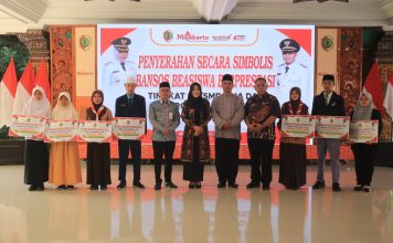 Bupati Ikfina Salurkan Beasiswa Rp 1,05 Miliar kepada 174 Pelajar SD Hingga Perguruan Tinggi