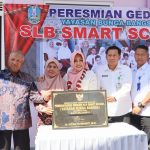 Bupati Mojokerto Ikfina Fahmawati meresmikan gedung SLB smart school di Pacet.