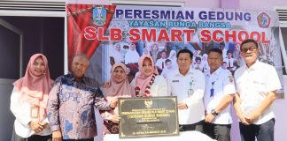 Bupati Mojokerto Ikfina Fahmawati meresmikan gedung SLB smart school di Pacet.