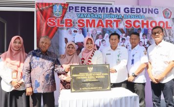 Bupati Mojokerto Ikfina Fahmawati meresmikan gedung SLB smart school di Pacet.