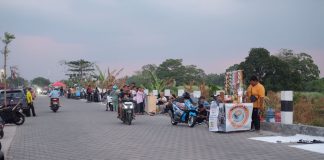 PKL berjualan di sepanjang jalan Ir Sorkarno kawasan jembatan Rejoto Kota Mojokerto. IM.com/Erik/