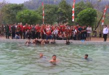 Kolam renang atas awan Desa Jembul, Kabupaten Mojokerto.