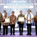 Gaguk Tri Prasetyo saat menerima penghargaan Sekda Kota terbaik dalam ajang Digital Leadership Government (ADLG) Awards 2024.