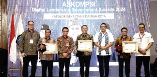 Gaguk Tri Prasetyo saat menerima penghargaan Sekda Kota terbaik dalam ajang Digital Leadership Government (ADLG) Awards 2024.