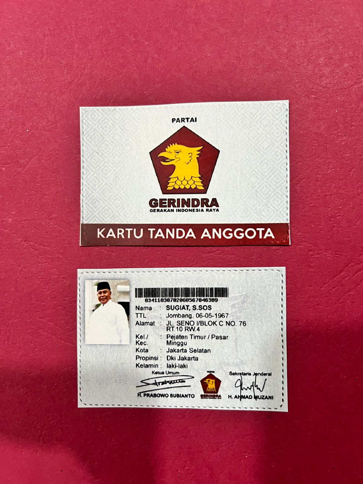 Kartu keanggotaan Sugiat menjadi kader Gerindra. 