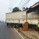 Polisi saat melakukan olah TKP truk tabrak rumah di Mojokerto. IM.com/Tyan/