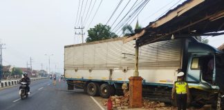 Polisi saat melakukan olah TKP truk tabrak rumah di Mojokerto. IM.com/Tyan/