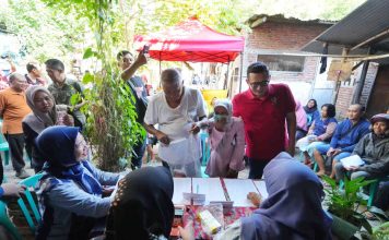 Pj Wali Kota Mojokerto, M Ali Kuncoro meninjau penyaluran BPNT APBD, Jumat (2/8/2024).