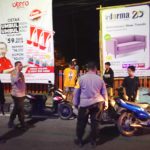 Kapolsek Sooko AKP Suwarso saat mengamankan motor peserta balap liar.