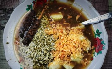 Kulineran di Jombang, Lontong Kupang Kaki Lima Udah Lezat Murahnya Kebangetan Sajian lontong Kupang di warung kaki lima Jombang. IM.com/Karimatul Maslahah/