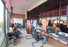 Warga mengurus perizinan di MPP Gajah Mada.