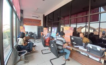 Warga mengurus perizinan di MPP Gajah Mada.