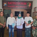 Ketua Dewan Pengurus Cabang (DPC) Partai Kebangkitan Bangsa (PKB) Kabupaten Mojokerto, Ayni Zuroh (tengah) usai melaporkan Lukman Edy di Polres, Rabu (7/8/2024). IM.com/Erix