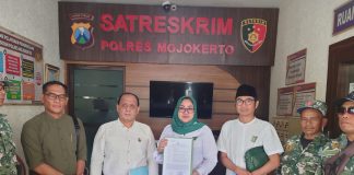 Ketua Dewan Pengurus Cabang (DPC) Partai Kebangkitan Bangsa (PKB) Kabupaten Mojokerto, Ayni Zuroh (tengah) usai melaporkan Lukman Edy di Polres, Rabu (7/8/2024). IM.com/Erix