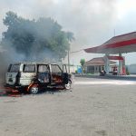 Mobil Kijang terbakar di SPBU Bangsal, Kabupaten Mojokerto, Kamis (8/8/2024). IM.com/Tyan/