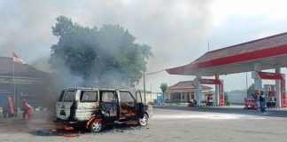 Mobil Kijang terbakar di SPBU Bangsal, Kabupaten Mojokerto, Kamis (8/8/2024). IM.com/Tyan/