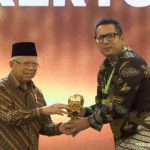 Pj Wali Kota Mojokerto M Ali Kuncoro (kanan) saat menerima penghargaan UHC dari Wapres Ma'ruf Amin di Jakarta, Kamis (8/8/2024).