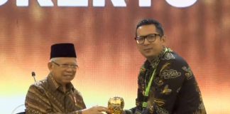 Pj Wali Kota Mojokerto M Ali Kuncoro (kanan) saat menerima penghargaan UHC dari Wapres Ma'ruf Amin di Jakarta, Kamis (8/8/2024).