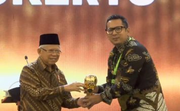 Pemkot Mojokerto Raih Penghargaan UHC Kategori Utama, Ini Indikatornya Pj Wali Kota Mojokerto M Ali Kuncoro (kanan) saat menerima penghargaan UHC dari Wapres Ma'ruf Amin di Jakarta, Kamis (8/8/2024).