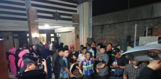 Jenazah Kapolsek Prajurit Kulon Kota Mojokerto, Kompol Maryoko saat akan dimakamkan. IM.com/Tyan/