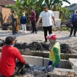 Pj Wali Kota Mojokerto M Ali Kuncoro meninjau pembangunan drainase.