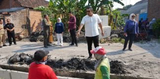 Pj Wali Kota Mojokerto M Ali Kuncoro meninjau pembangunan drainase.