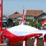 Pengibaran bendera merah putih di lapangan Desa Ngudirejo, Kecamatan Diwek, Kabupaten Jombang, Jawa Timur, Sabtu (17/8/2025). IM.com/Karimatul Maslahah/