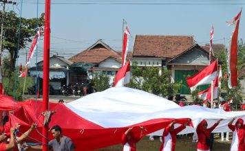 HUT Kemerdekaan RI, Warga Desa di Jombang Kibarkan Bendera Ukuran Jumbo Pengibaran bendera merah putih di lapangan Desa Ngudirejo, Kecamatan Diwek, Kabupaten Jombang, Jawa Timur, Sabtu (17/8/2025). IM.com/Karimatul Maslahah/