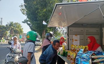 Gerakan Pangan Murah Bulog Siaga Merdeka di Mojokerto Diserbu Masyarakat Warga membeli sembako murah di mobil both Bulog Siaga Merdeka di Jalan RA Basuni, Mojokerto, Sabtu (17/8/2024). IM.com/Ima/