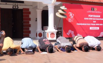 Napi lapas Mojokerto sujud syukur setelah bebas di hari Kemerdekaan, Sabtu (17/8/2024). IM.com/Erix/